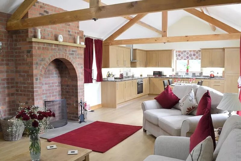 This contemporary property offers a romantic hideaway in a peaceful location.