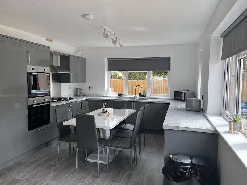 Stunning modern 6-Bedroom house all with en-suite