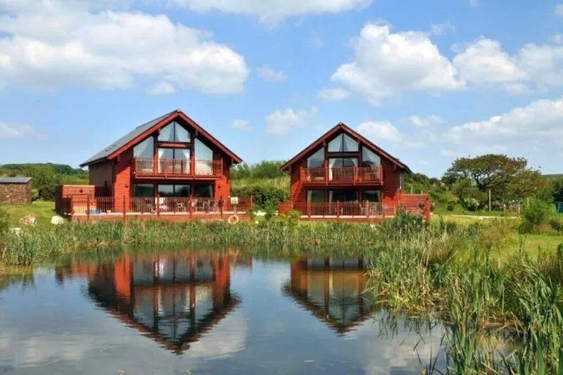 Lake fronted Lodge with Hot Tub, pool table & 4 Bedrooms. Free Indoor pool
