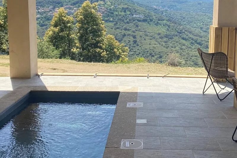 Very quiet garden level with sea and mountain views,