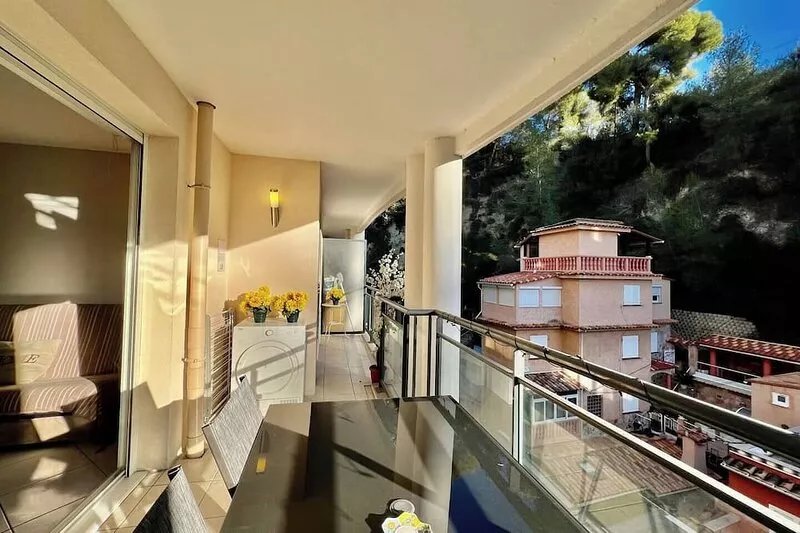 This condominium is a 1 bedroom(s), 1.5 bathrooms, located in Beausoleil