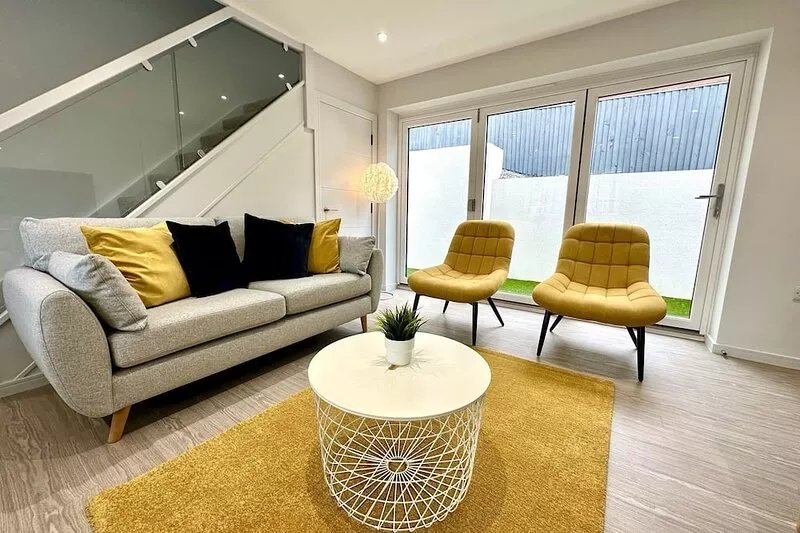 Brand New 3 Bedroom House -Sleeps 6 - Free Parking