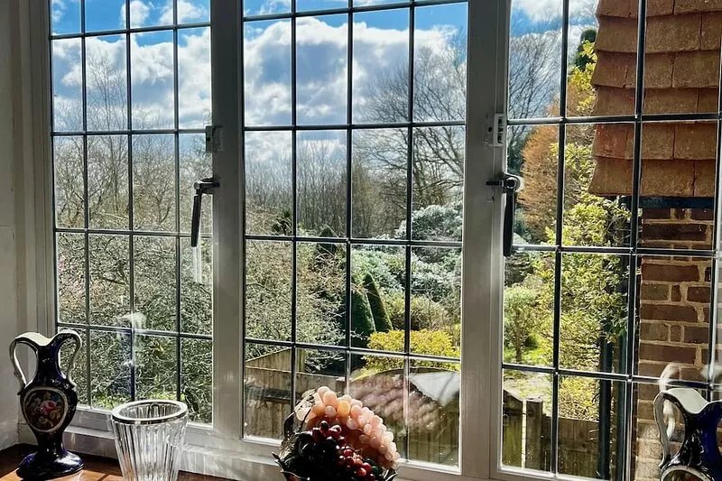 Hilltop walkers paradise with a view, sleeps 10