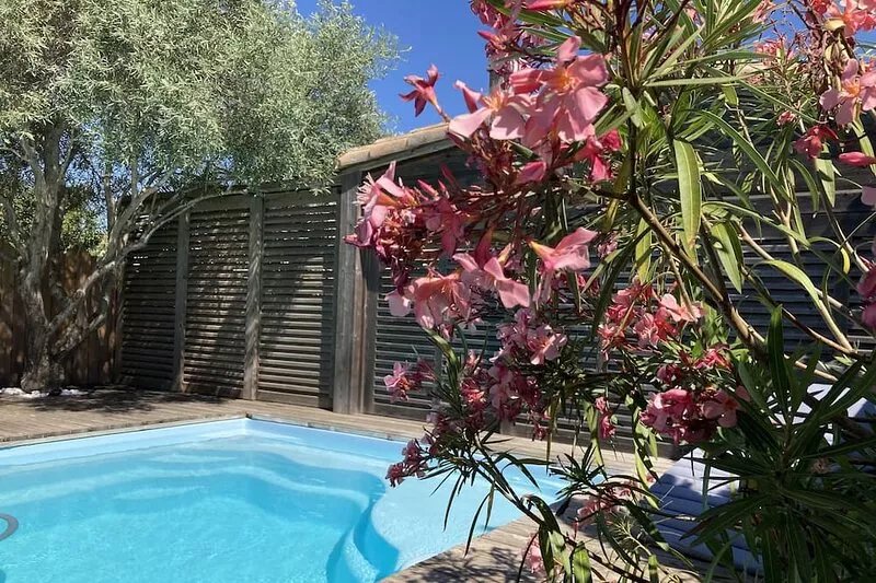 2 bedroom HOUSE with PRIVATE POOL in a quiet area, near the SEA and LA ROCHELLE