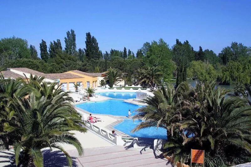 Cozy holiday home 7p in holiday park with large swimming pool in Arles, wifi