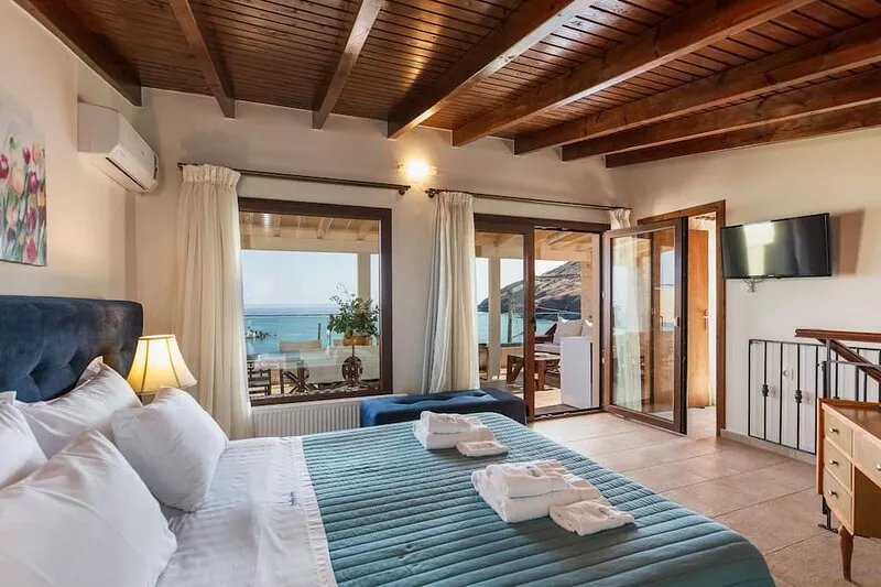Seafront House, Walking Distance to Everything, Sea View & Hot tub!