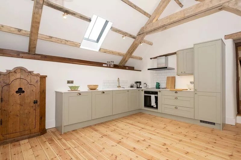 Peaceful Devon hideaway with wood fired hot tub and great pubs.