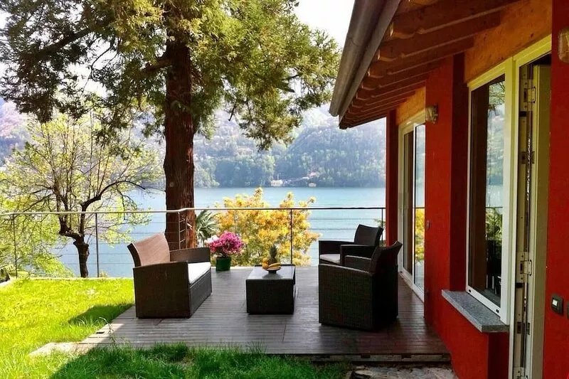 Small house with large garden, view of Como Lake 'Sans Souci'