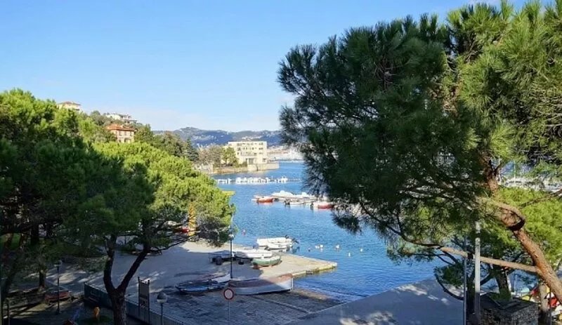 THE SEA IN FRONT. FREE parking.