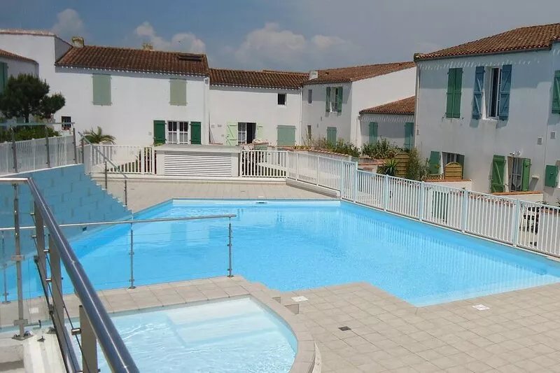 CHARMING APARTMENT WITH TERRACE AND POOL IN RESIDENCE