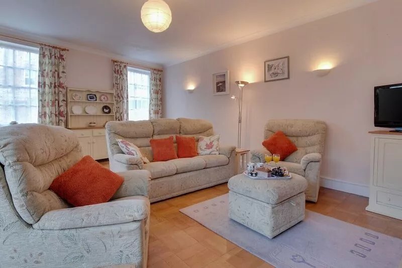 Mews Cottage - Three Bedroom House, Sleeps 6