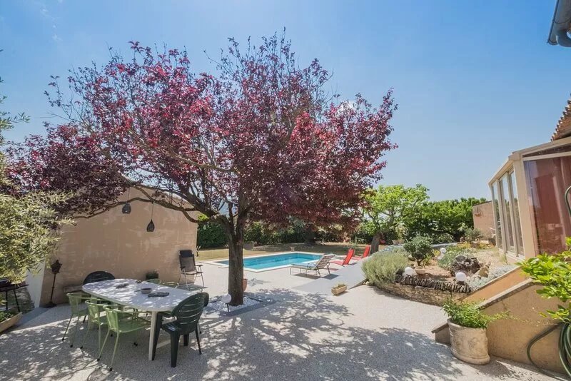 Villa with pool at the foot of the Luberon