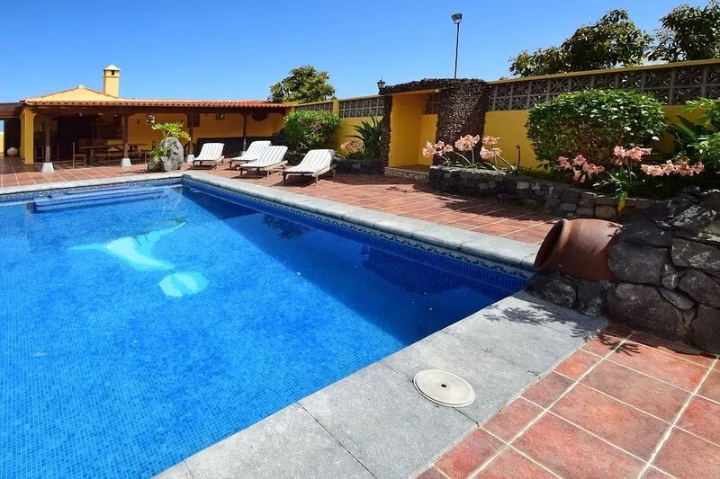 Comfortable,  with private pool and BBQ, fast WiFi, Teide and sea view