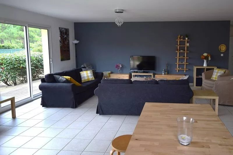 Large house near beach. 10 bed, 3 bathroom. Lovely garden