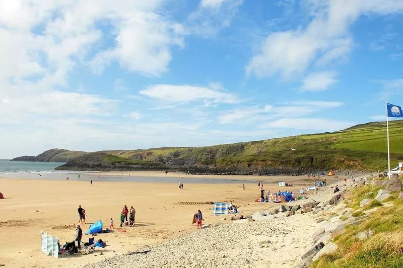 A modern holiday cottage in Mathry, Pembrokeshire, where pets are welcome.