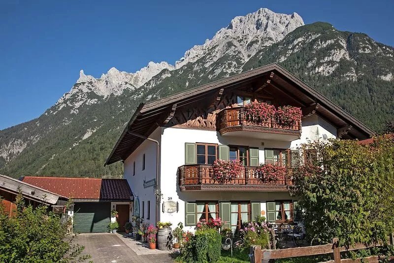 Exclusive 3-star holiday apartments with beautiful mountain vista, garden