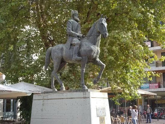 Statue of Aris Velouchiotis