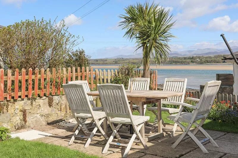 MENAI COTTAGE, family friendly, with a garden in Brynsiencyn