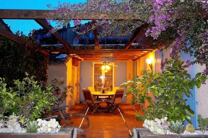 QUIET SINGLE-STOREY HOUSE, LARGE GARDEN, DOGS WELCOME, SEA AND CORSICAN VIEWS