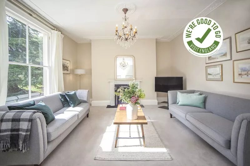 CITY VIEW - BATH -  a 2 bed apartment that sleeps 4 guests  in 2 bedrooms