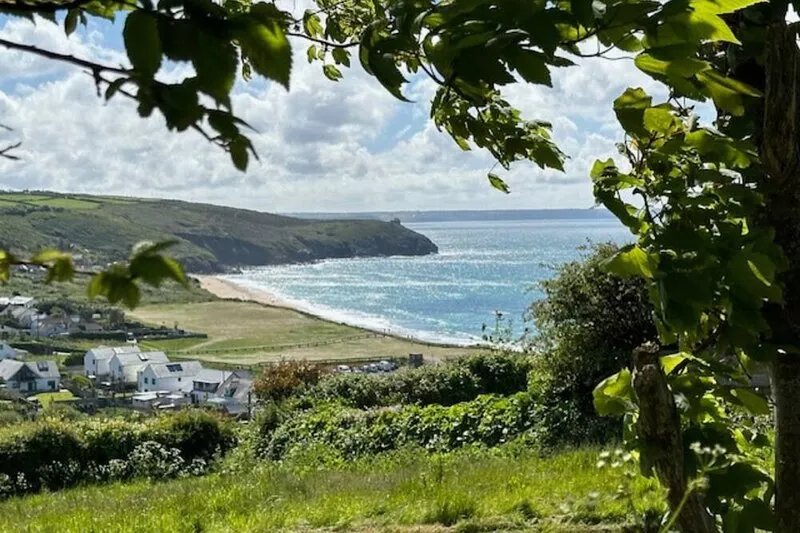Family Friendly Apartment above Praa Sands Beach, Dog Friendly, Garden & Parking