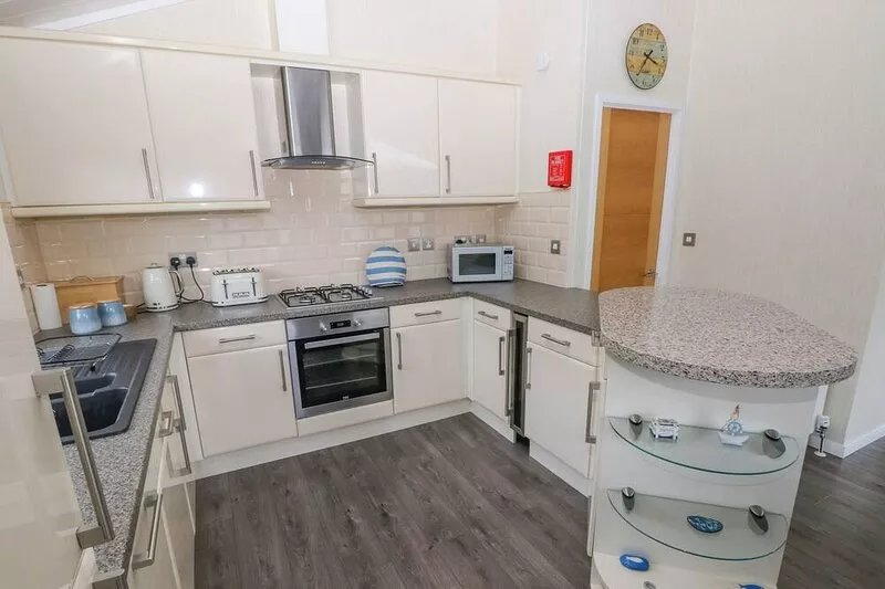 DONO'S LODGE, pet friendly, with a garden in Kilgetty