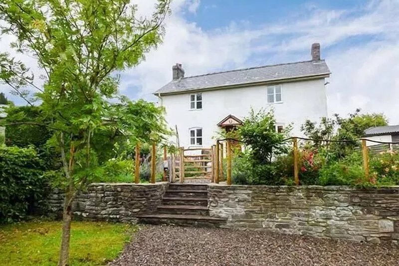 GATEHOUSE, pet friendly, character holiday cottage in Painscastle