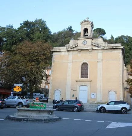 Fontaine De La Place Chateauras