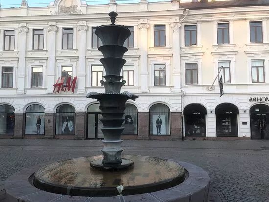 Statyn ''Fem fontaner och ett klot''