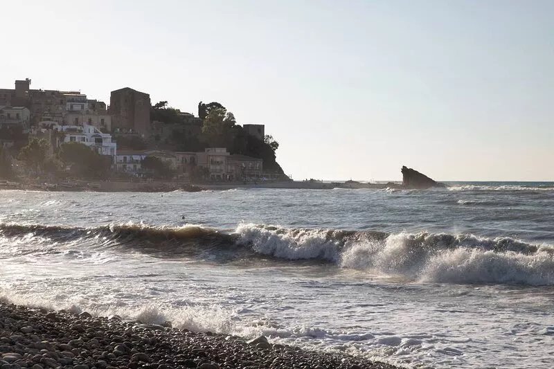Tusa Bay. Enjoy the sun and sea at 2BR house a few steps away from the beach.