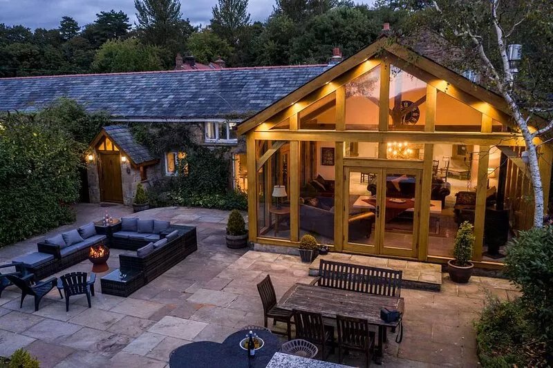 Oakhouse - sleeps 16 guests  in 5 bedrooms