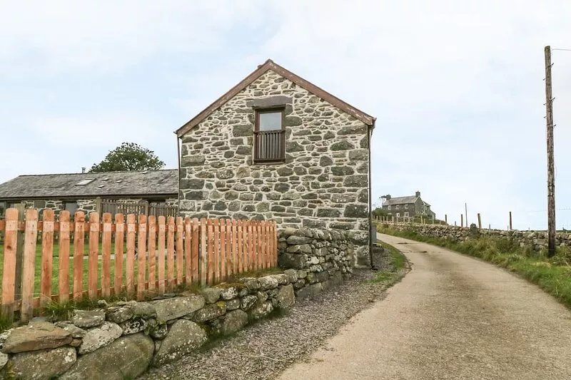 Y STABAL, pet friendly, character holiday cottage in Criccieth