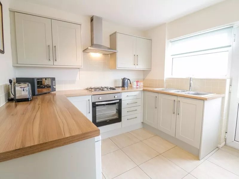 CASTLE COVE, pet friendly, with a garden in Abergele