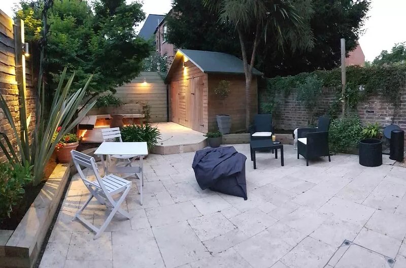 Bright, airy & spacious room. Centrally located