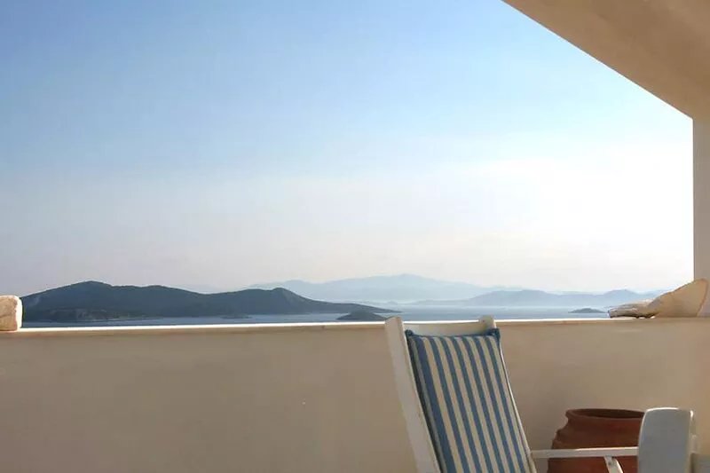 Villa with sea view, grand terrace, 90 min from airport of Athens, close beach