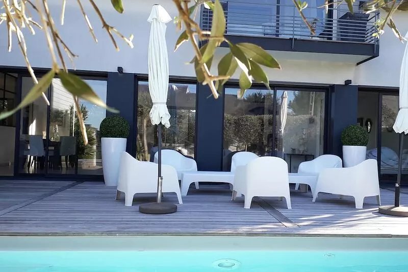 Contemporary villa in the village of carractère