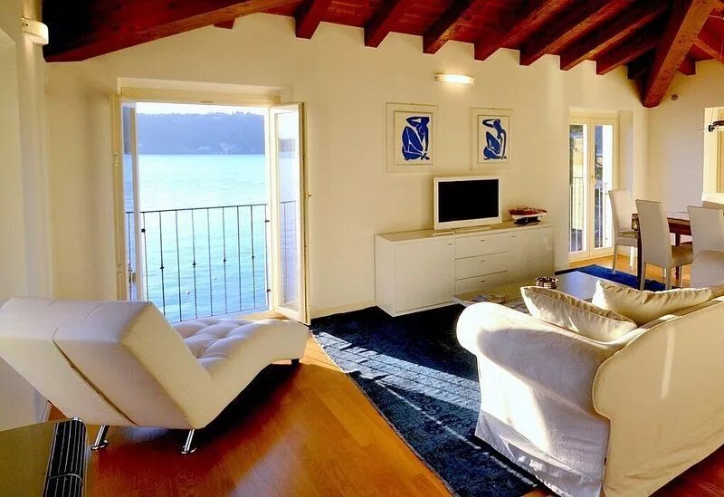 Casa Nuvola: A bright and elegant apartment located on the lake promenade of