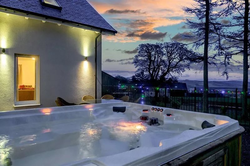 5 Star Award Winning House - The Capercaillie - sleeps 10 with Hot Tub