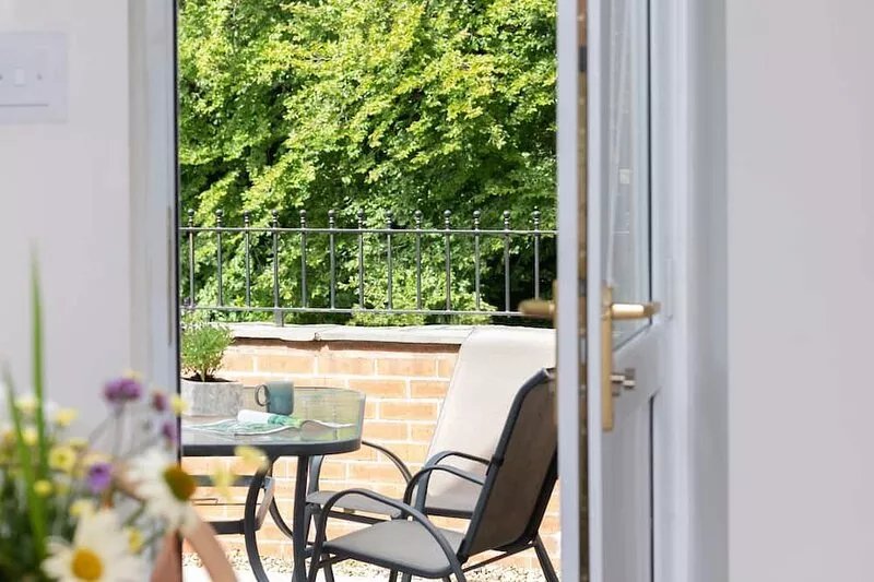 Lydia's River Cottage - sleeps 4 guests  in 2 bedrooms