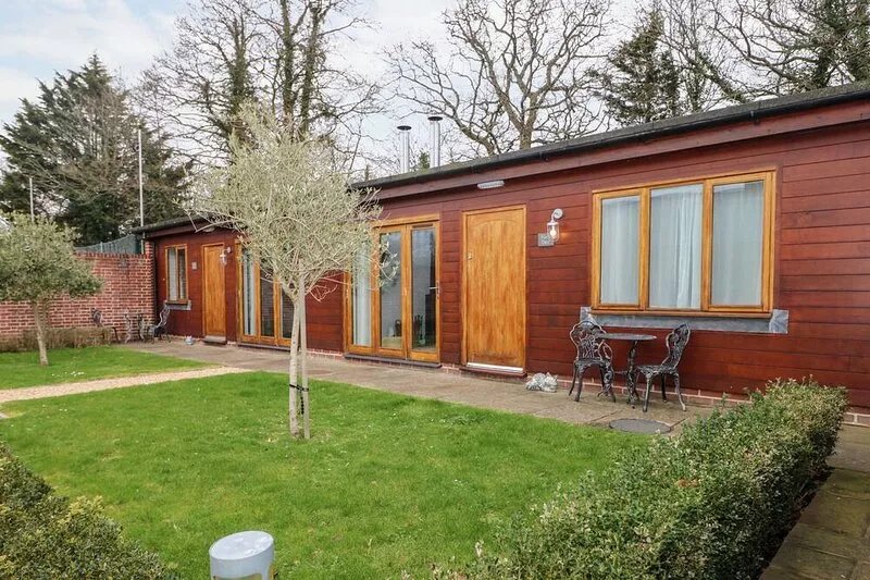 FOX'S DEN, luxury holiday cottage, with pool in Titchfield Common