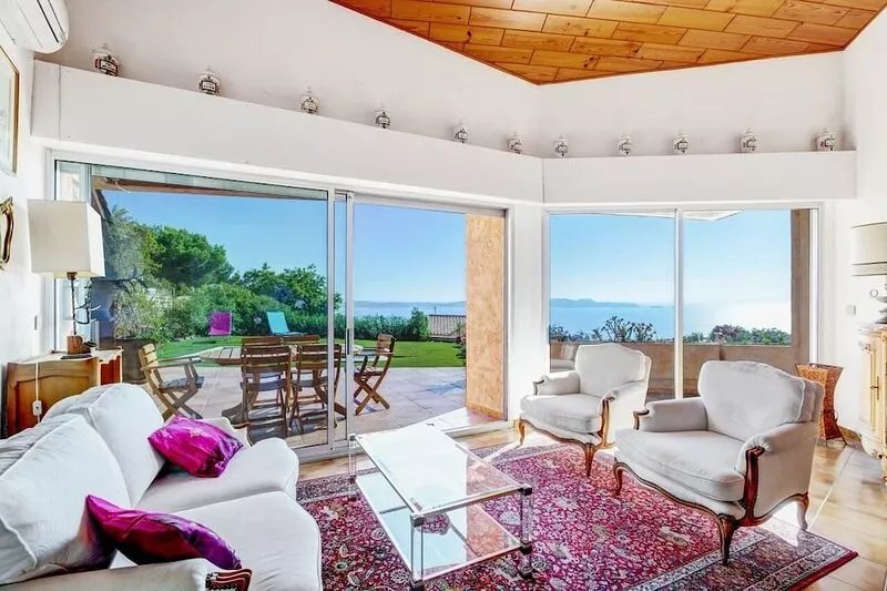 Magnificent sunny villa with 180° sea view, fully air-conditioned