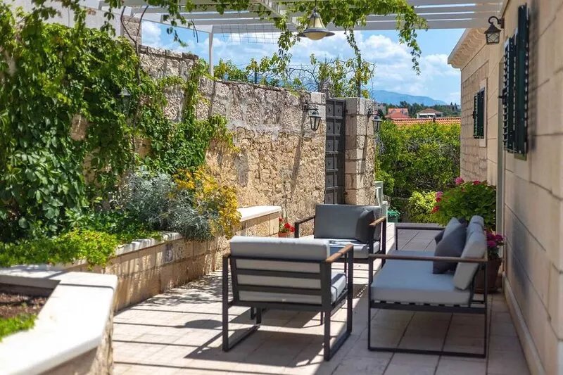 Spacious 4-BR Villa for 8+2 near the beach, with private pool
