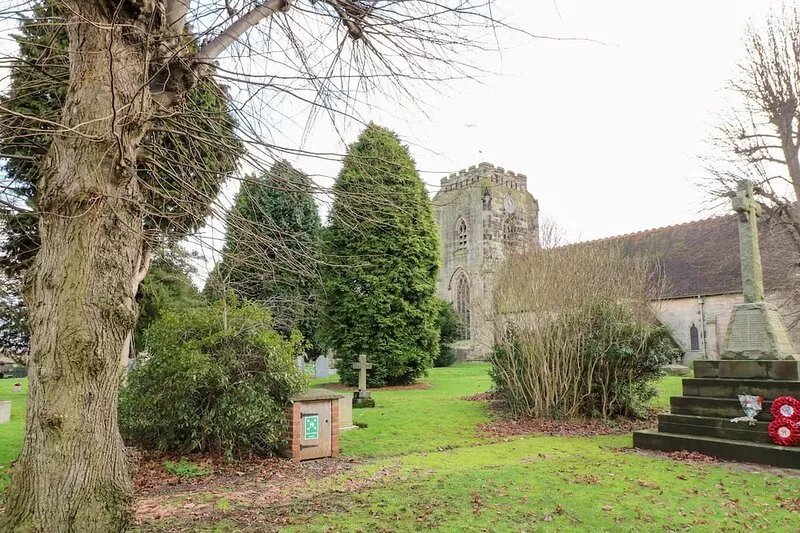 GATEHOUSE CROFT, pet friendly, with open fire in Polesworth