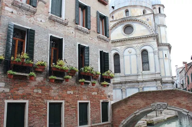 Charming, views Of Canals, Gondolas, Church Of The Miracoli