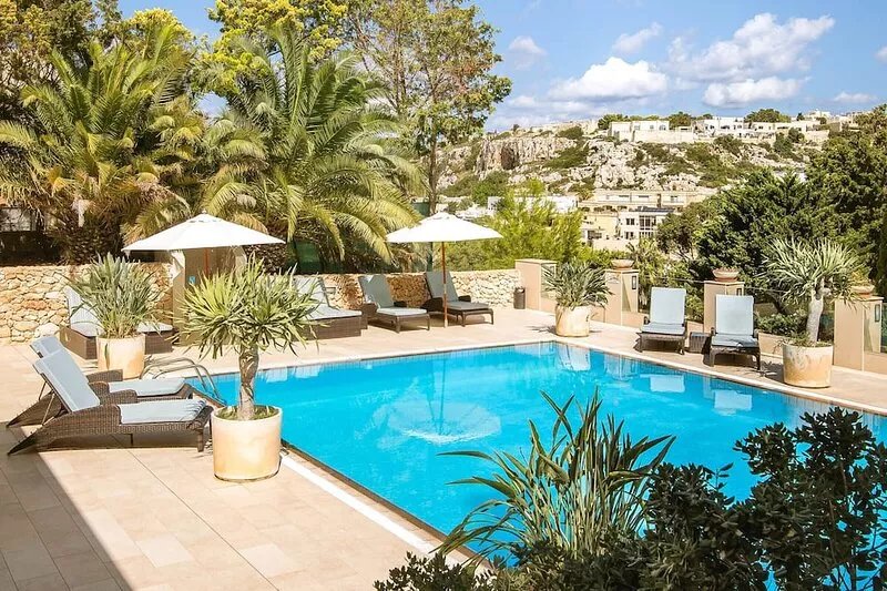 Beautiful private 5 bedroom Villa with indoor & outdoor pools, A/C, BBQ