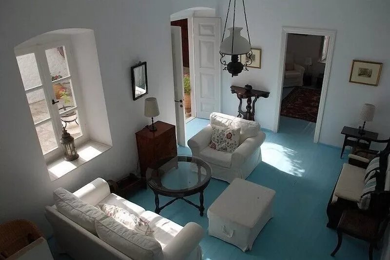 Pretty 3 bedroom house in Hydra town close to the port, no steps, pvt courtyard