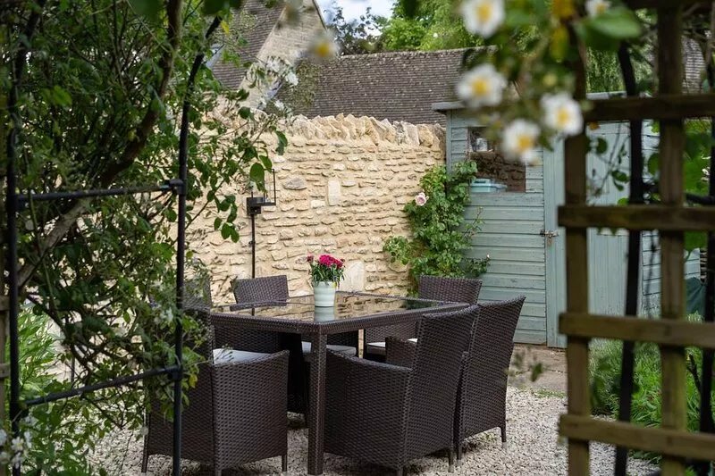 Beautifully presented dog friendly holiday cottage in the Cotswolds with a