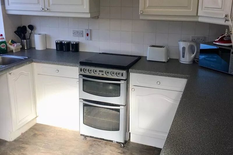 BUDGET ACCOMMODATION MINS FROM JUNCTION 30M1 FREE PARKING.  Chesterfield