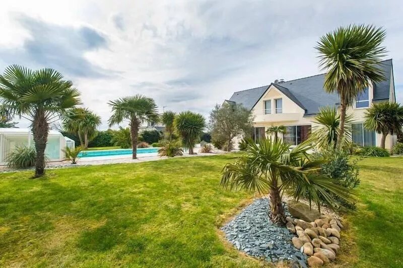 Crucano palm groves, the house itself has a heated swimming pool for 10 people