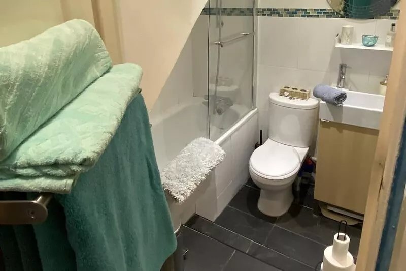 Bright garden apartment in Ealing - 5 minutes from the Piccadilly line